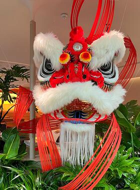 春节店铺醒狮氛围布置道具新年小红书热门门店门口迎春狮子头挂饰