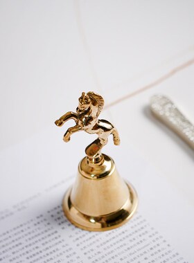 印度进口时尚轻奢黄铜骏马造型开餐铃 艺术金色手摇铃铛装饰摆件