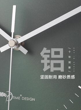 2025新款石英座钟轻奢风格桌面时钟 铝框玻璃设计高级台式摆钟