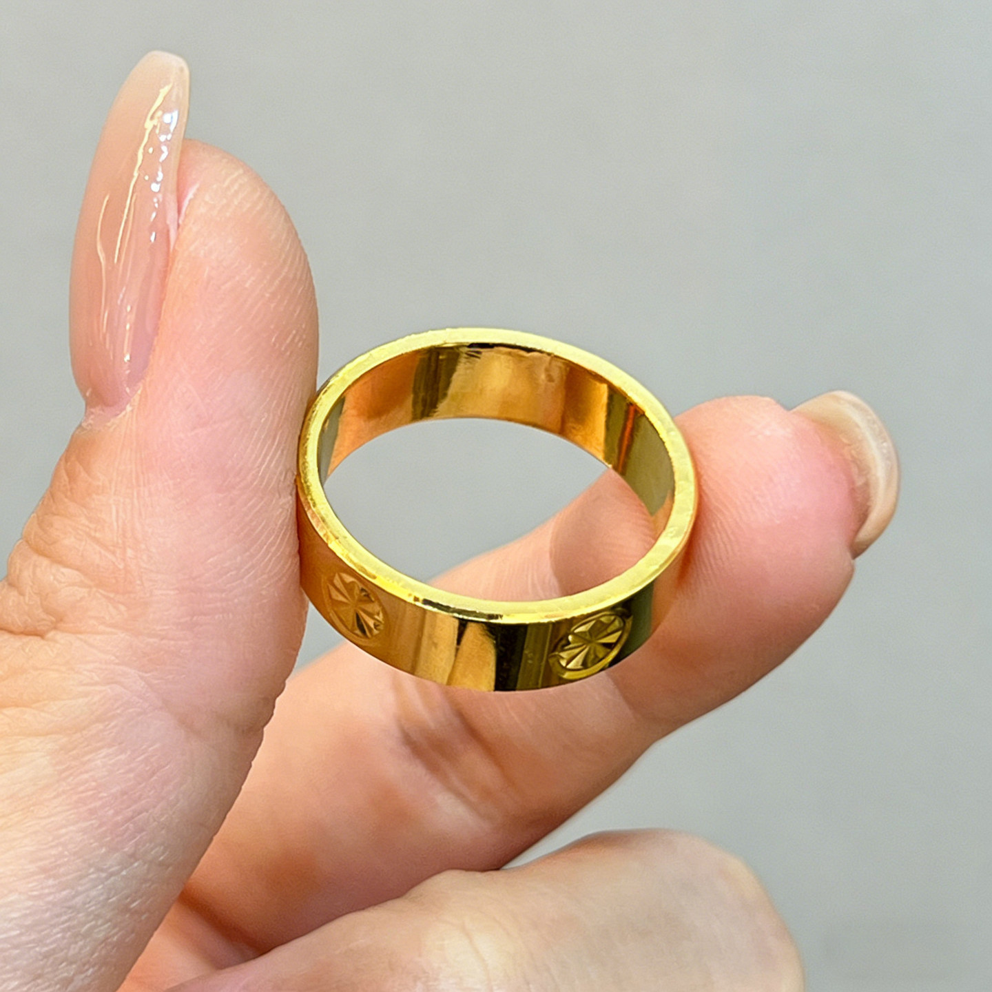 Rice-shaped gold ring for women, shiny solid surface
