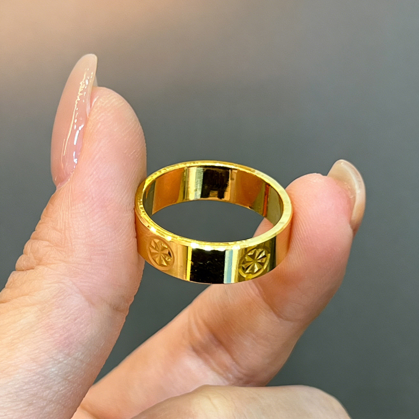 Rice-shaped gold ring for women, shiny solid surface
