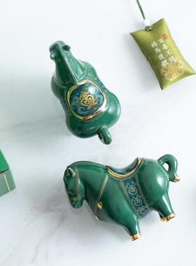抱住绿马陶瓷马的吉祥物摆件办公室装饰书架茶宠唐马车载轻奢高档