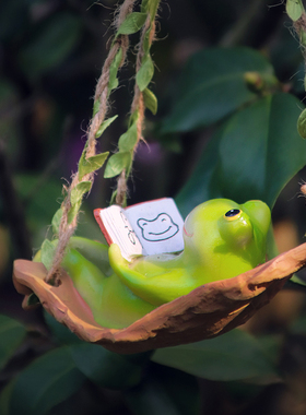 卡通小青蛙摆件阳台庭院幼儿园装饰品可爱动物看书秋千树上吊件