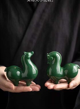 创意陶瓷绿马可爱新唐马小中公客厅办式室茶桌面装饰手工艺品摆件
