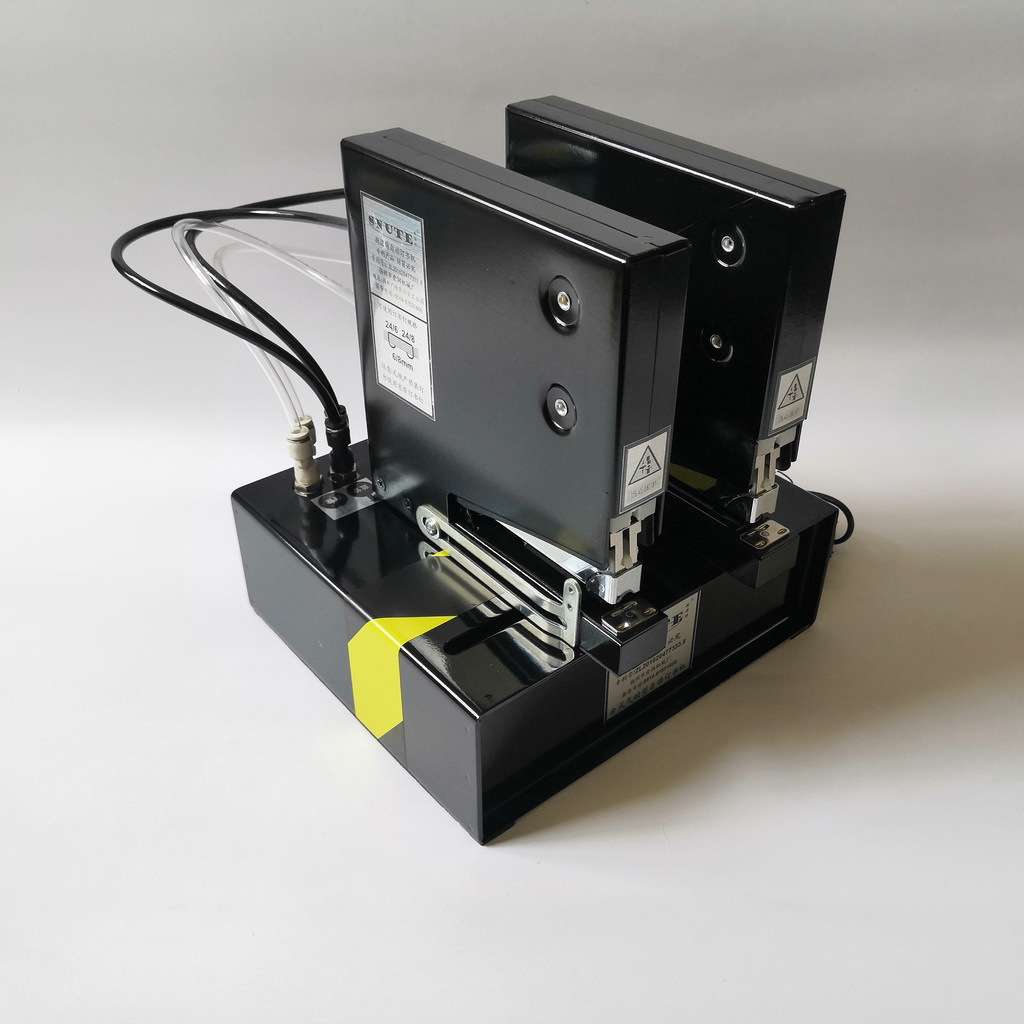 Double-head pneumatic chuck hanging tag bubble shell automatic stapler