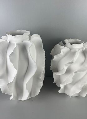 现代简约轻奢圆形陶瓷白色花瓶样板房间波浪花边插花器博古架摆件