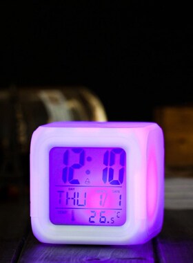 白色七彩闹d钟创意变色七彩方形闹钟LED七彩四方钟电子时钟闹钟