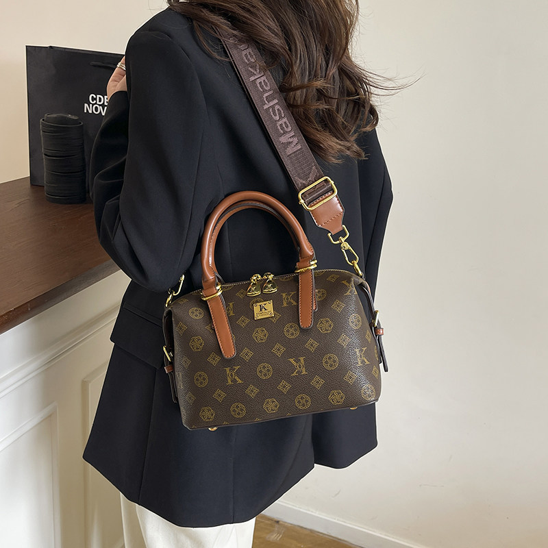 高级感撞色通勤手提包波士顿枕头包包女2026新款宽肩带单肩斜挎包,淘宝优惠券,粉丝福利购,淘宝优惠卷