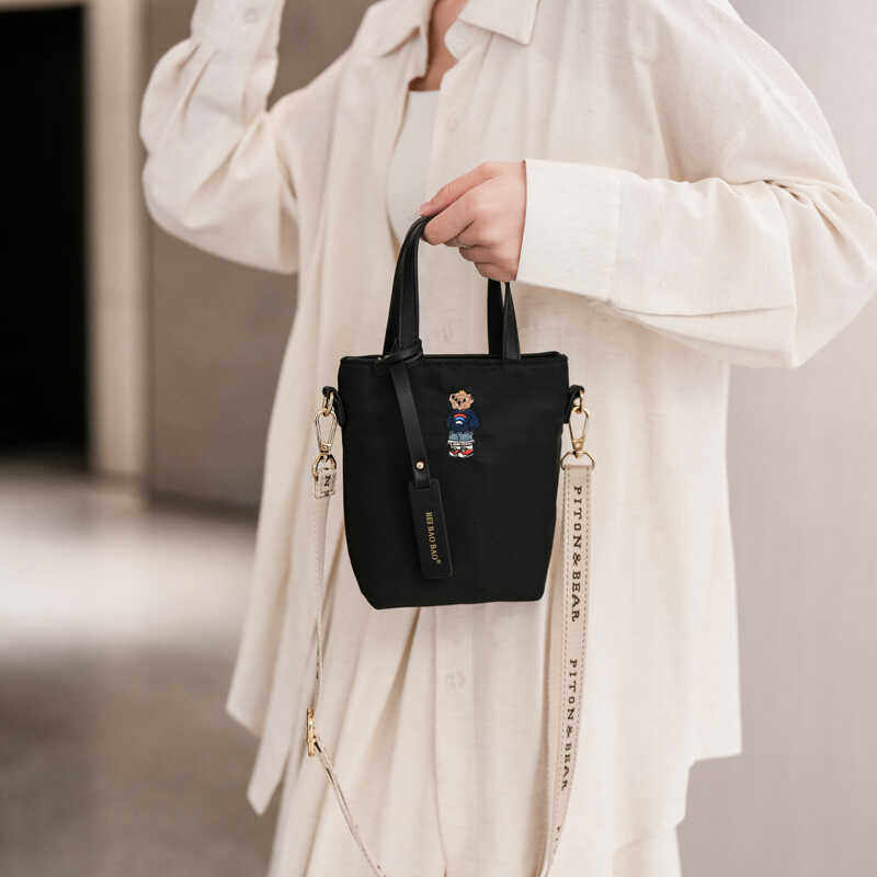 2026新款小熊刺绣帆布包女士手提斜挎包迷你水桶包休闲百搭手机包,淘宝优惠券,粉丝福利购,淘宝优惠卷
