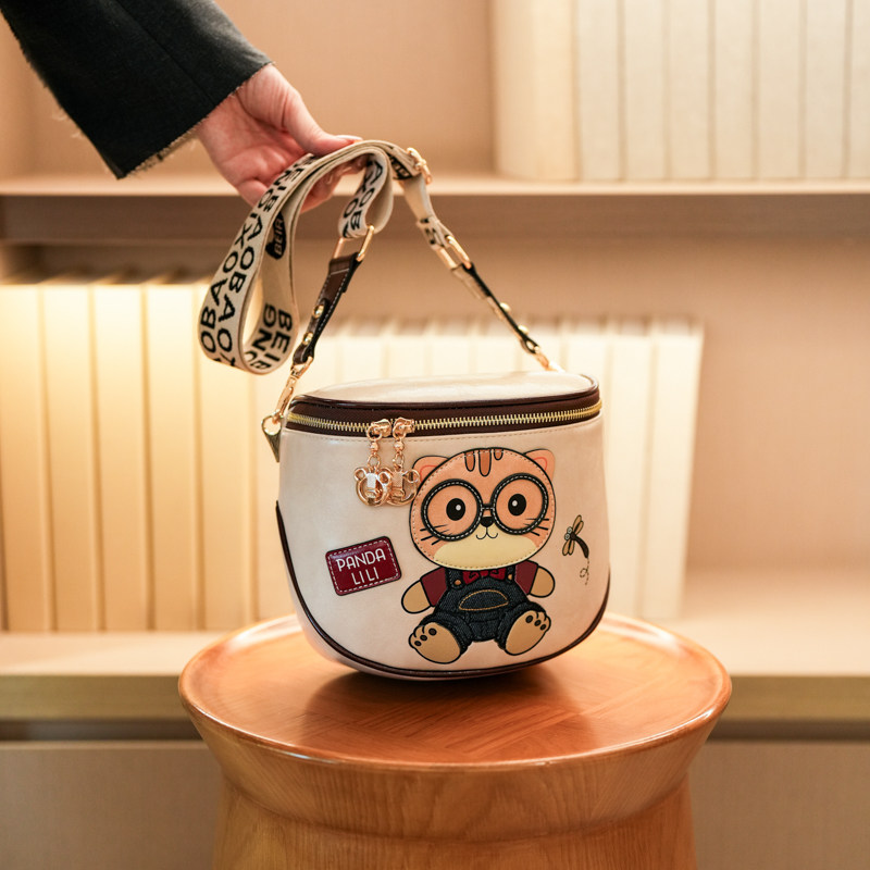 2026新款时尚百搭马鞍包女式宽肩带卡通小熊通勤包简约单肩斜挎包,淘宝优惠券,粉丝福利购,淘宝优惠卷