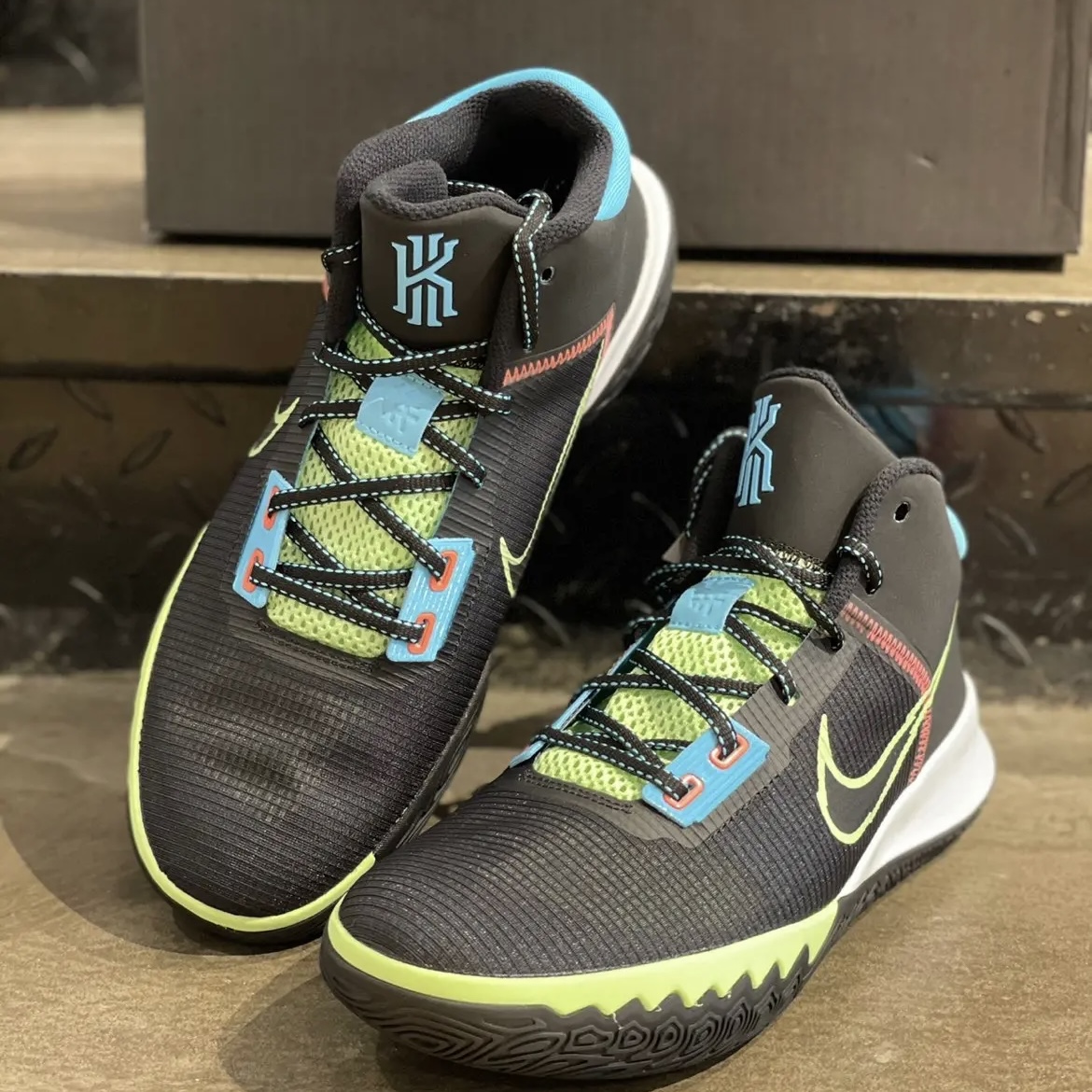 SNK体育Nike Kyrie Flytrap 4 EP耐克男中帮欧文简版篮球鞋CT1973-图0