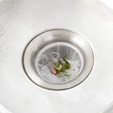 Нижняя канализационная фильтр кухонная раковина фильтр пруд Утечка Утечка мусорная вода.