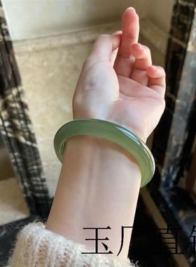 新疆和田玉色手镯女款晴水圆条湖水绿玉镯子美人条高端冰种玉髓镯