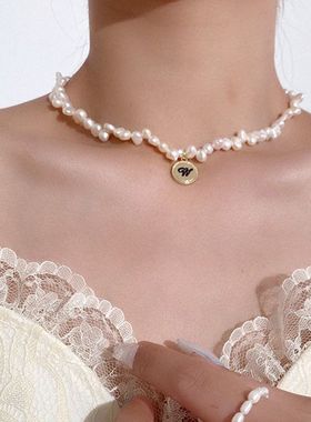 日韩极简字母圆牌吊坠不规则珍珠颈链 复古气质巴洛克轻奢锁骨链