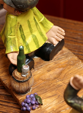 创意实木老人红酒瓶客厅摆件