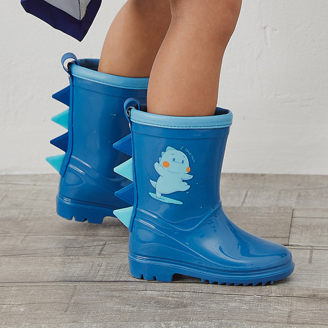 slip on water boots