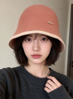 秋冬女士针织盆帽米白撞边波浪小金标水桶帽日常出游优雅遮脸礼帽