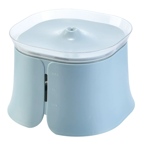 Устройство питьевой воды с водой для кошки.