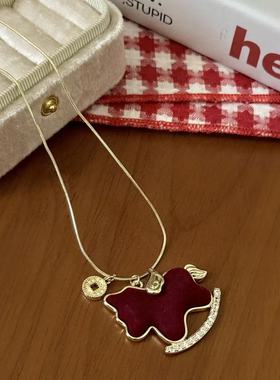 酒红色植绒小马铜钱吊坠项链女小众轻奢高级感甜美可爱气质锁骨链