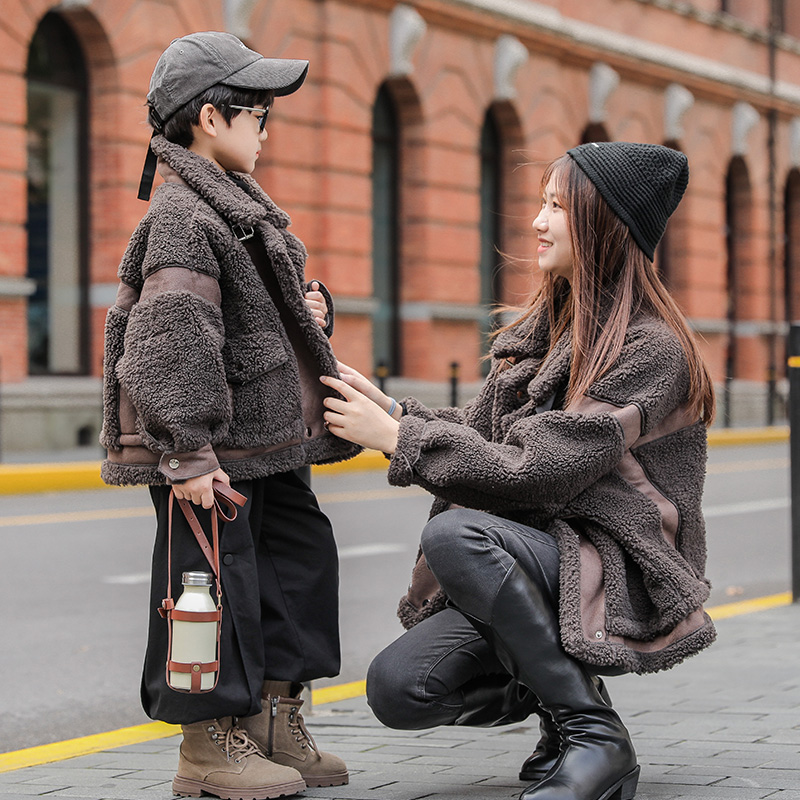 爱打扮(www.idaban.cn)，儿童外套2020秋冬新款洋气男女童羊羔毛冬装加绒加厚时尚皮毛一体