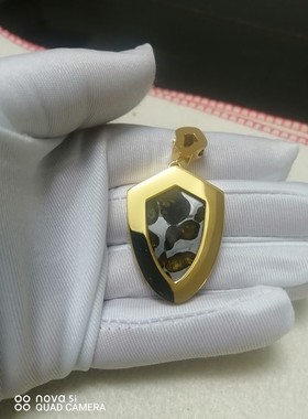 肯尼亚橄榄陨铁盾形吊坠工艺复杂