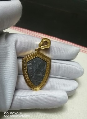 瑞典M铁金盾形吊坠寓意爱和守护