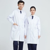 Синий пальто с длинными серыми лабораторными рабочими услугами