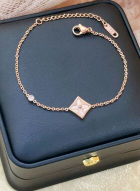 新款热销钛钢白贝四叶草项链女ins风时尚百搭小众18K金不掉色手饰