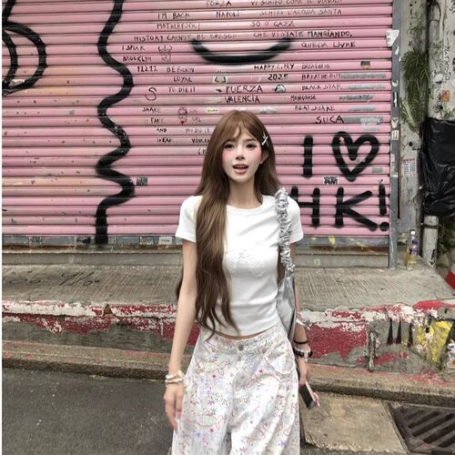 白色蝴蝶结刺绣圆领短袖T恤女夏季2026新款辣妹短款正肩绝美上衣 - 图2