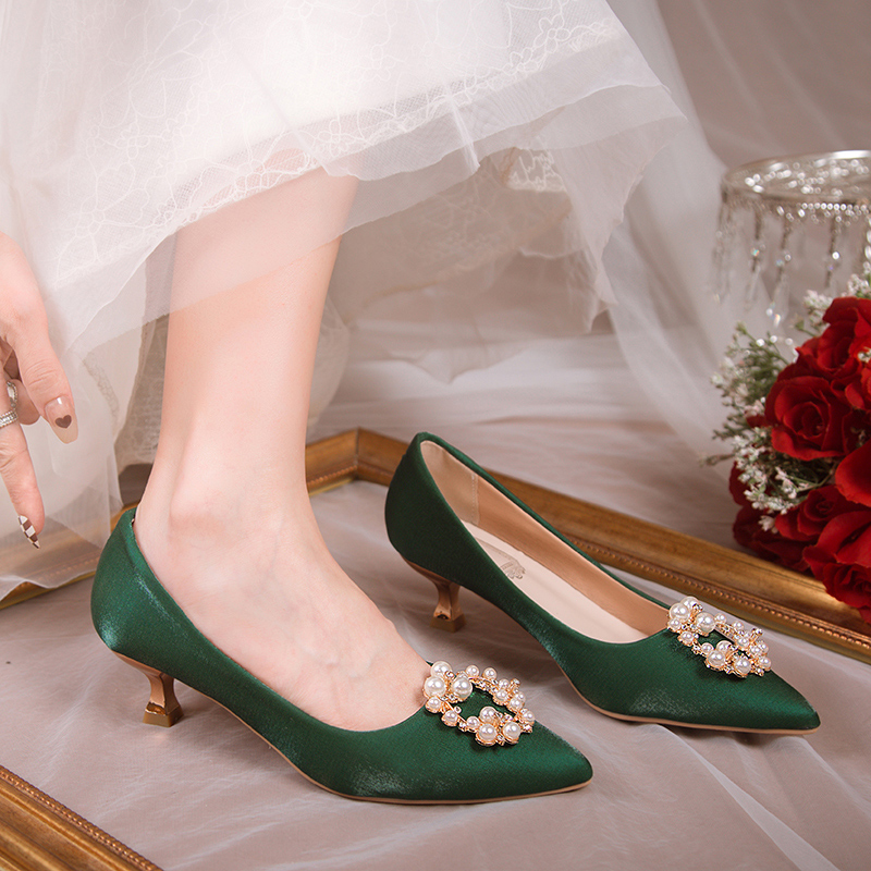 红色婚鞋女细跟中跟尖头高跟鞋珍珠圆扣绿色新娘鞋配秀禾服的单鞋