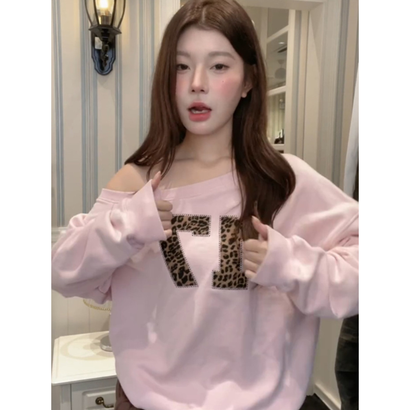 大码胖mm美式复古粉色斜露肩长袖卫衣女秋季豹纹数字宽松显瘦上衣,淘宝优惠券,粉丝福利购,淘宝优惠卷