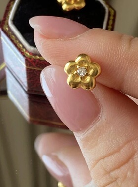 黄金色光面镶钻小金花耳钉