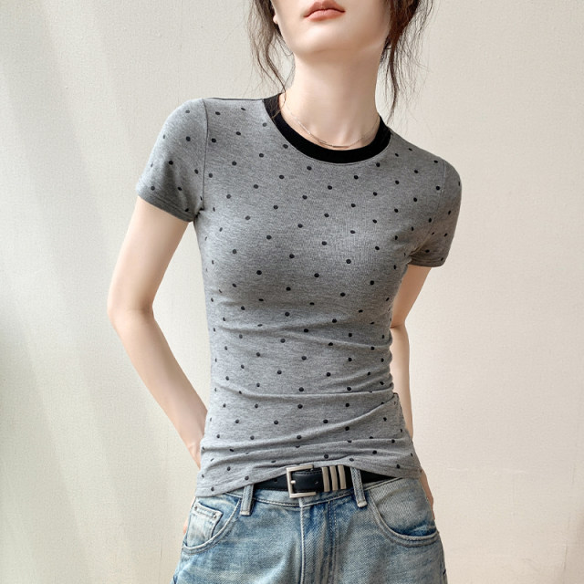 Gebeishang ເສື້ອຍືດແຂນສັ້ນ polka dot slim fit ສໍາລັບແມ່ຍິງ