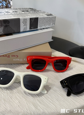 红色方形墨镜女街拍凹造型显脸小