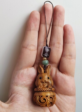 绿檀木雕刻镂空小兔子香薰囊手机