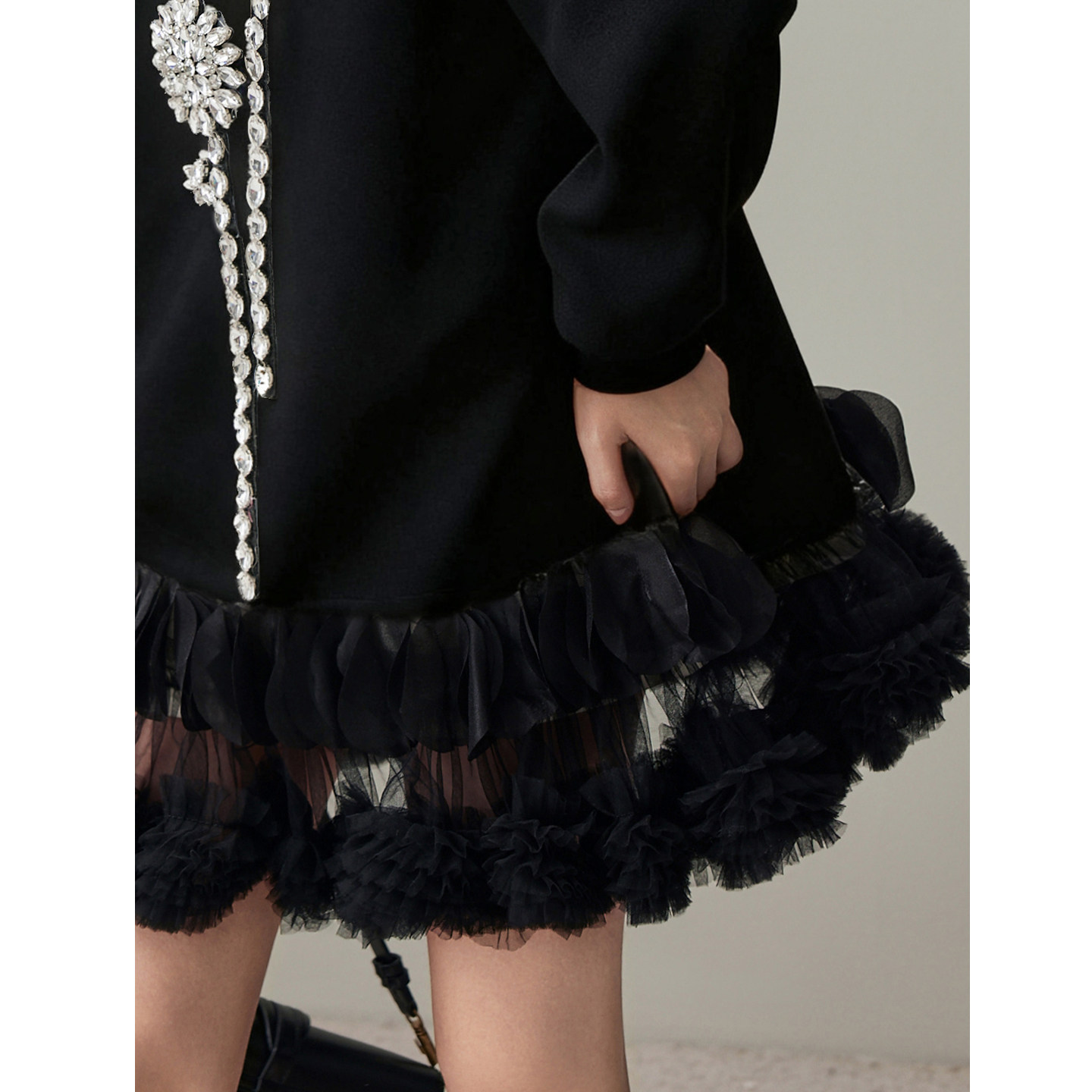 dfvc黑色休闲长袖圆领卫衣裙女2025年冬季新款钉珠网纱拼接连衣裙