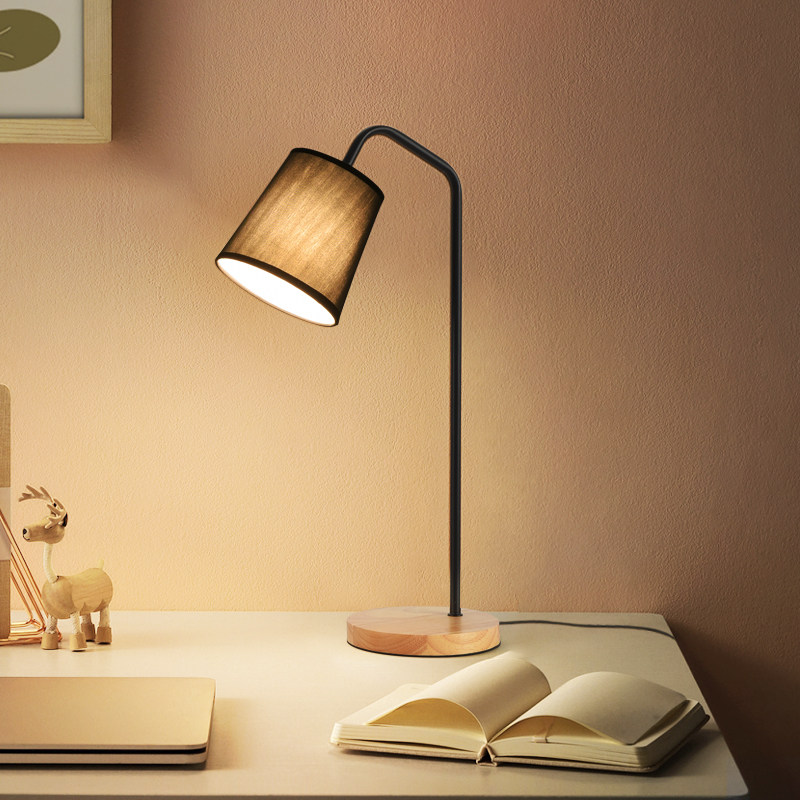 北欧简约工作书实桌木小台灯现代创意个性卧室床头灯学习专用台灯