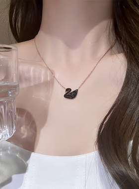 黑天鹅项链女玫瑰金不掉色气质小众高级感锁骨链甜酷钛钢颈链礼物