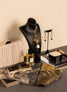 现代风样板间梳妆台摆件