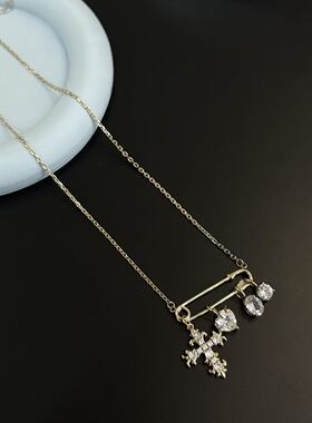 甜酷辣妹别针满钻爱心十字架项链女小众轻奢感颈链毛衣链配饰