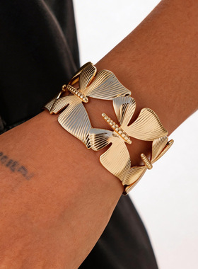 欧美跨境金属风镂空蝴蝶纹路开口手镯小众时尚手环轻奢感手饰