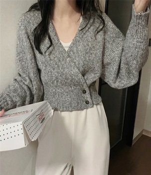 ເອກະລັກ SEI Korean niche snowflake particle mixed color cross V-neck side buttoned off-shoulder knitted sweater cardigan