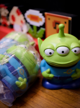 外星人三眼仔存钱罐玩具