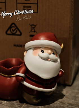 温暖的圣诞主题圣诞老人摆件笔筒