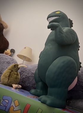 「小新的玩具」史诗超大个的光屁屁怪兽高45厘米的哥吉拉公仔摆件
