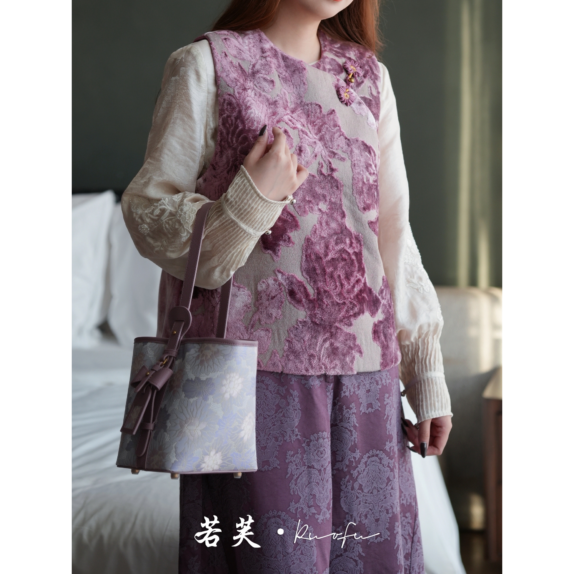 若芙｜新中式国风桑蚕丝宋锦水桶包手提单肩斜挎包轻奢高级感女包 - 图3