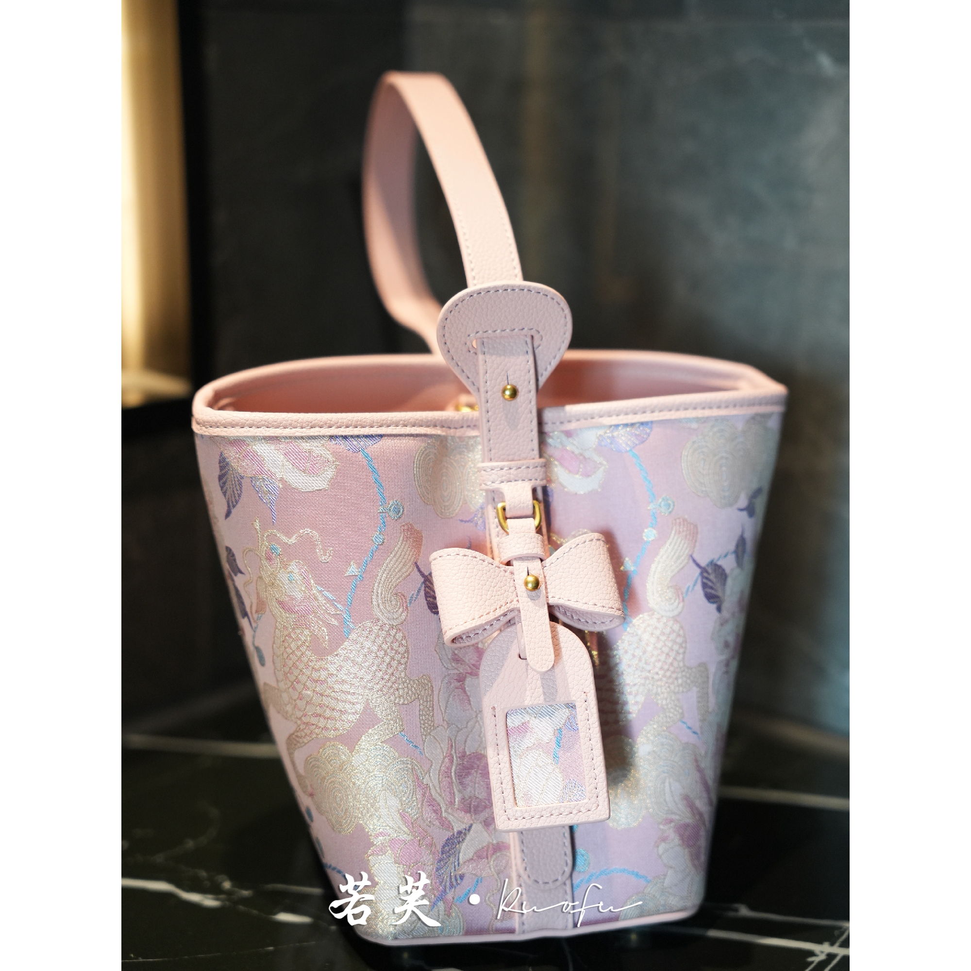 若芙｜新中式国风桑蚕丝宋锦水桶包手提单肩斜挎包轻奢高级感女包 - 图2