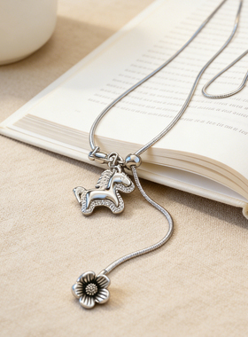 银色小马吊坠项链高级感