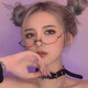 Glasses frame internet celebrity anchor decorate the lower half frame with same style