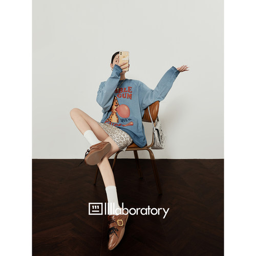 周里物出品「豹牌口香糖」灰蓝色T恤女2026春季新款休闲印花上衣 - 图2